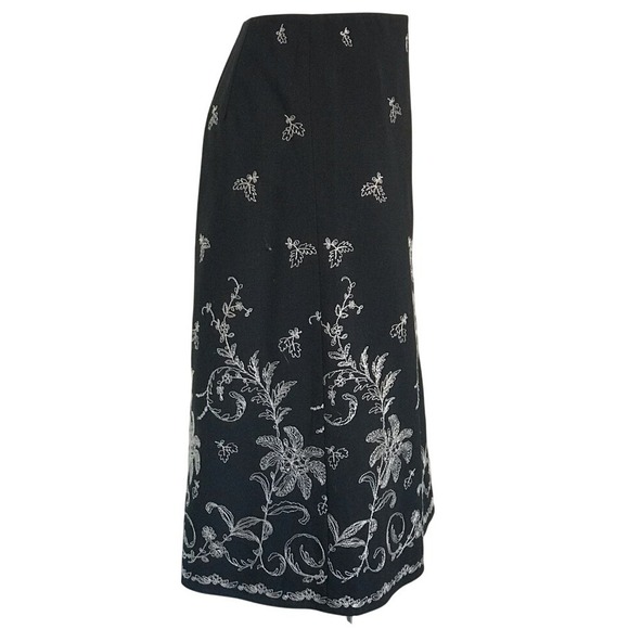 ANN TAYLOR BLACK SKIRT W/ WHITE FLORAL EMBROIDERY Size 8 - Picture 3 of 4